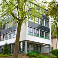 Die Sprachschule Schneider liegt sehr gut erreichbar in der Nähe des Zürichsees.