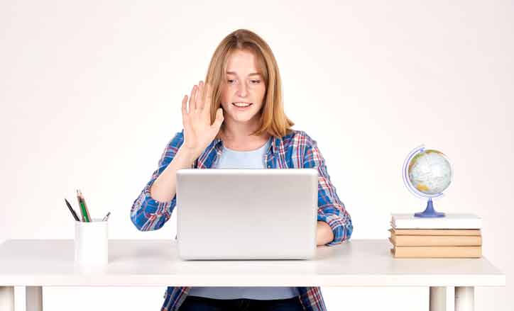 Ein online Englisch Nachhilfekurs mit einer Jugendlichen, die ihre online Nachhilfelehrperson begrüsst