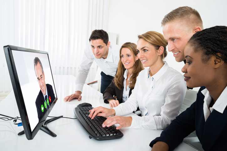 Eine kleine Gruppe Mitarbeiter einer Firma lernt Französisch per Videokonferenz im online Gruppenkurs