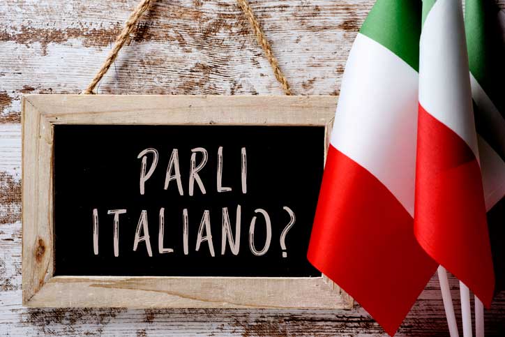 Auf einer Tafel steht geschrieben: Sprechen Sie Italienisch, parli italiano? - Fotograf > getty images