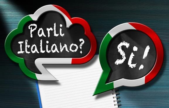 Auf einer Tafel steht geschrieben: Sprechen Sie Italienisch, parli italiano? Und die Antwort ja, si! - Fotograf > getty images