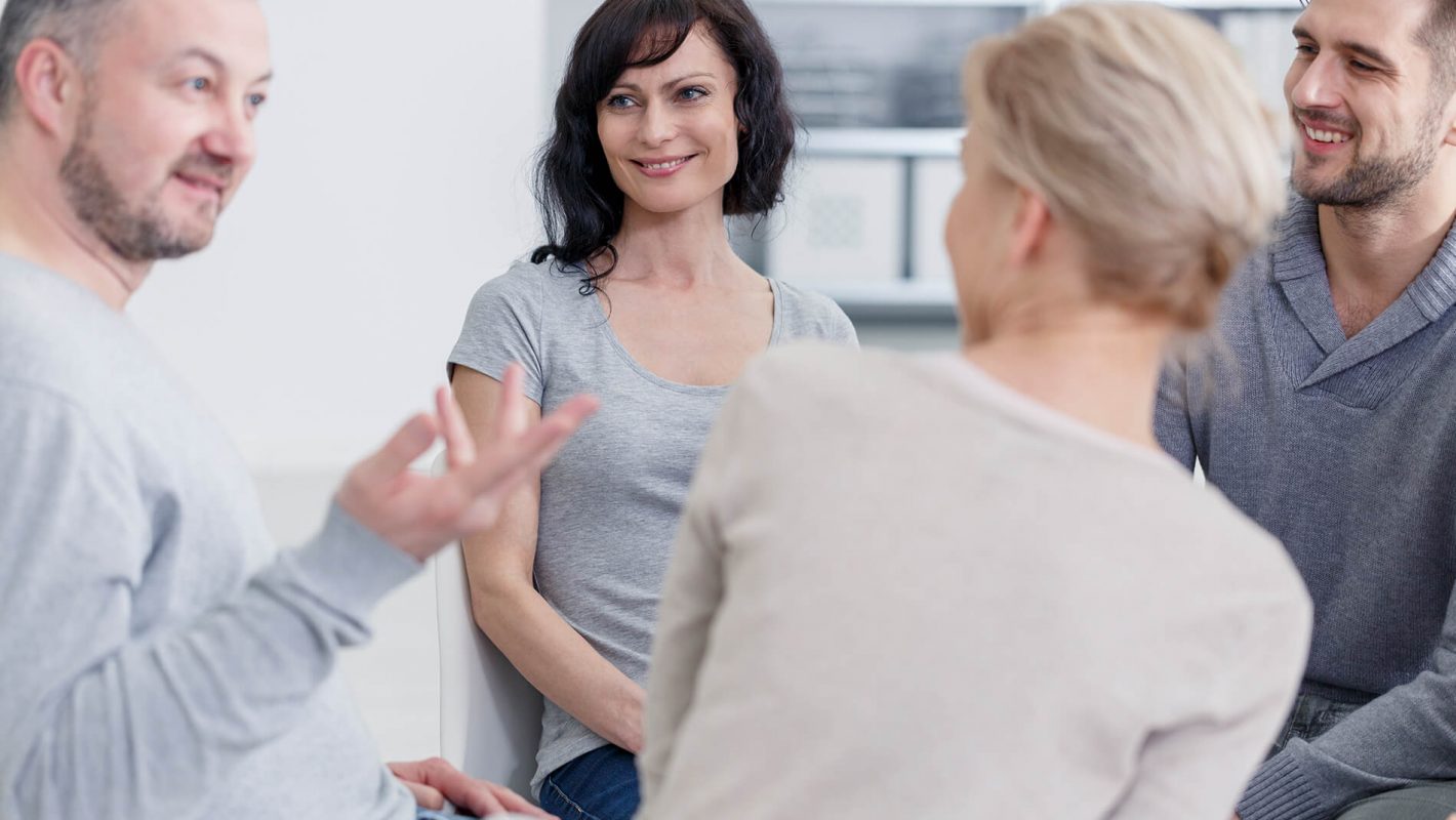 Menschen Gruppe lernt gemeinsam eine neue Sprache