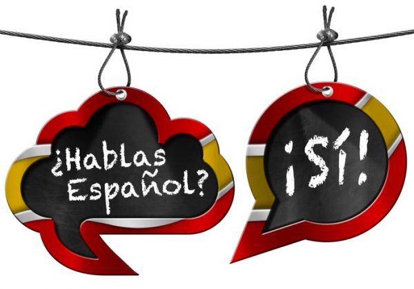 On a tablet it says "hablas español? Si! - do you speak Spanish? - Yes!" - Photographer > getty images