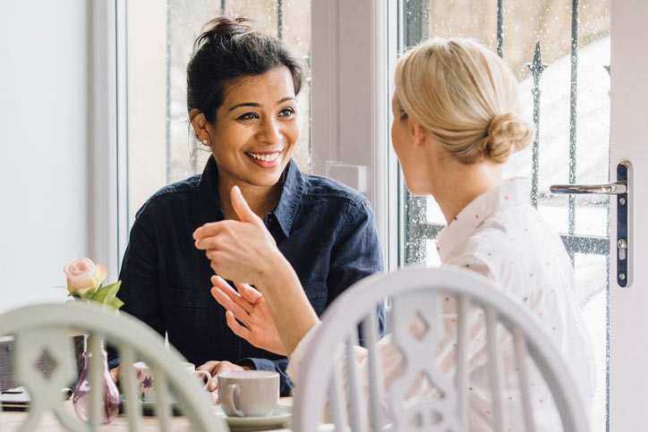 An intensive immersion Spanish one-to-one course. Teacher and stundent are doing conversation in Spanish. Photographer > getty images